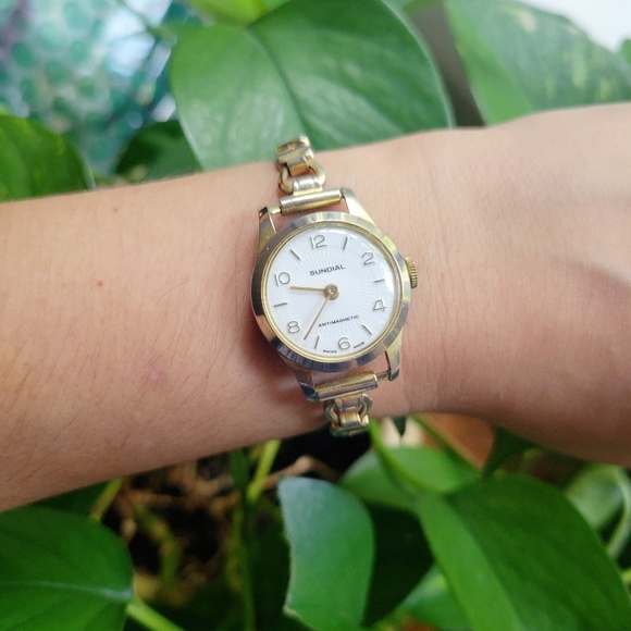 Vintage Swiss Sundial Antimagnetic Diamond Tooled Classic Gold Stretch Watch - Picture 6 of 8